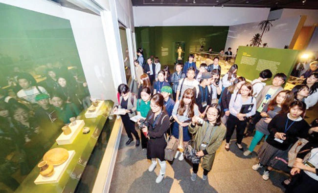 South Korean visitors to the ‘Roads of Arabia’ exhibition take photos and view the artifacts on display at the National Museum in Seoul.