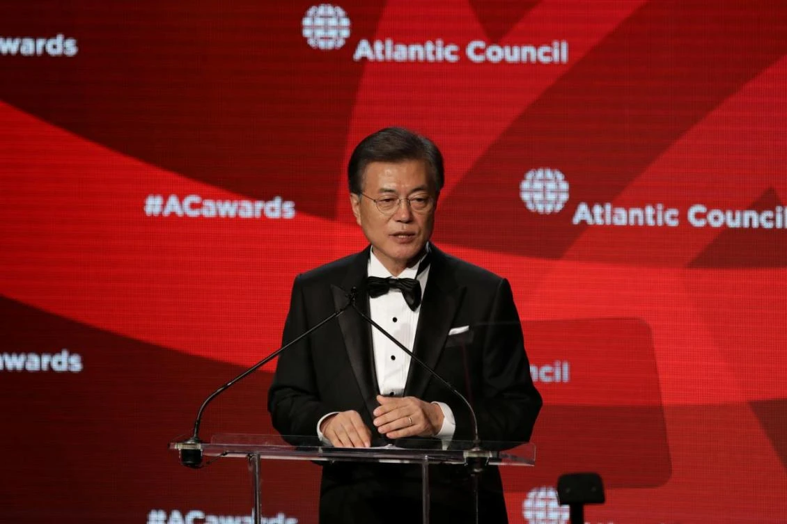 South Korea's President Moon Jae-in receives the Global Citizen Award at an Atlantic Council event in New York, U.S. September 19, 2017. (REUTERS)