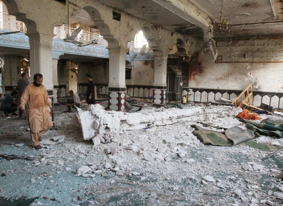 Relatives inspect after an overnight suicide attack at a mosque in Herat, Afghanistan. August 2, 2017. (REUTERS)