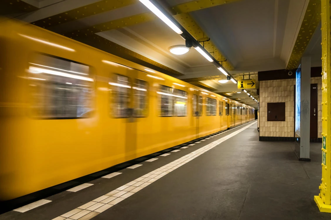 The elderly woman only realized she had left the bag on leaving the train. (Shutterstock)