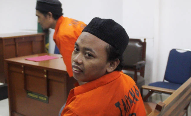 Indonesian militant Muhammad Nur Solikin looks on after he was sentenced to 11 years jail in a Jakarta court on Wednesday for orchestrating a plot inspired by the Daesh group to stage a suicide bomb attack on the presidential palace. (AFP)