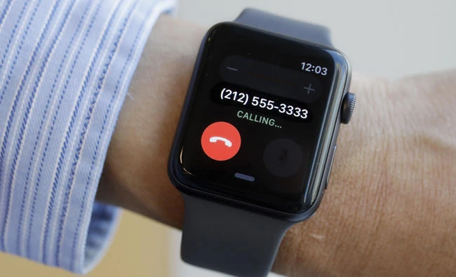 Apple concedes new watch has connectivity glitch