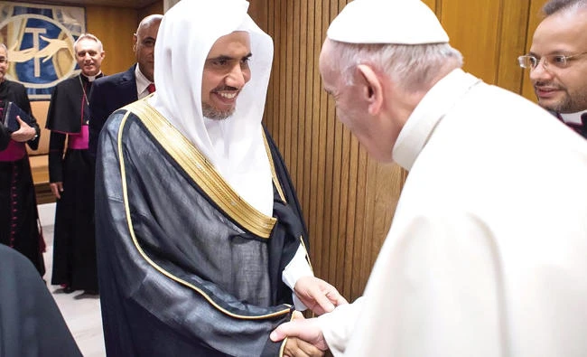 Pope Francis receives Dr. Mohammed bin Abdulkarim Al-Issa, secretary-general of the Muslim World League, at the Vatican on Wednesday. (AN photo)