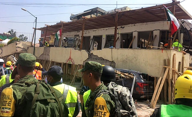 Rescue teams work at the severely damaged Rebsamen school one day after the 7.1-magnitude quake, in Mexico City on September 20, 2017. (AFP / YEMELI ORTEGA)