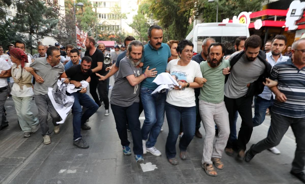 Plain-clothes Turkish police officers force demonstrators to walk in the opposite direction as they attempt to take part in a march to protest against the continued detention of hunger-striking teacher Semih Ozakca and literature professor Nuriye Gulmen in Ankara on September 19, 2017. (File photo by AFP)