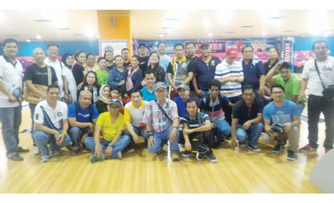 Participants pose for a group photo.