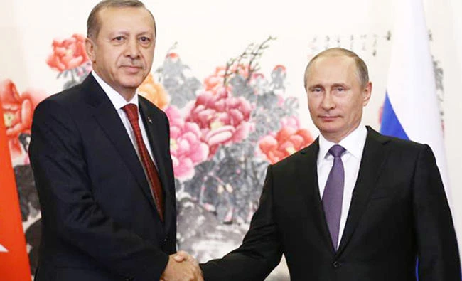 File photo showing Russian President Vladimir Putin, right, and Turkish President Recep Tayyip Erdogan shaking hands at the G-20 Summit in Hangzhou, China. (AP)