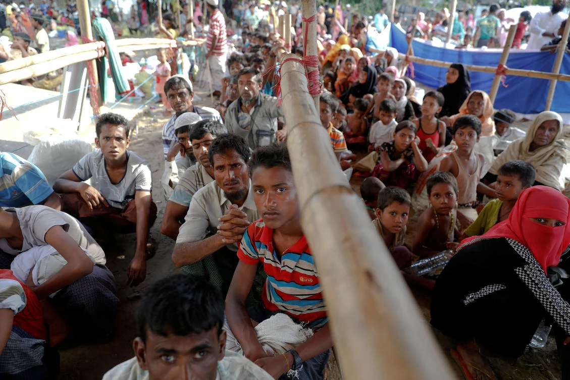 Rohingya refugees who just arrived by wooden boats from Myanmar wait for some aid to be distributed at a relief center in Shah Porir Dwip, in Teknaf, near Cox’s Bazar in Bangladesh, September 30, 2017. (File photo by Reuters)