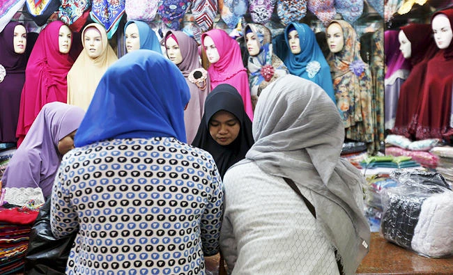 Women shop for headscarves, or hijab, at a traditional retail market in Jakarta, Indonesia, in this May 5, 2015 file photo. (Reuters)