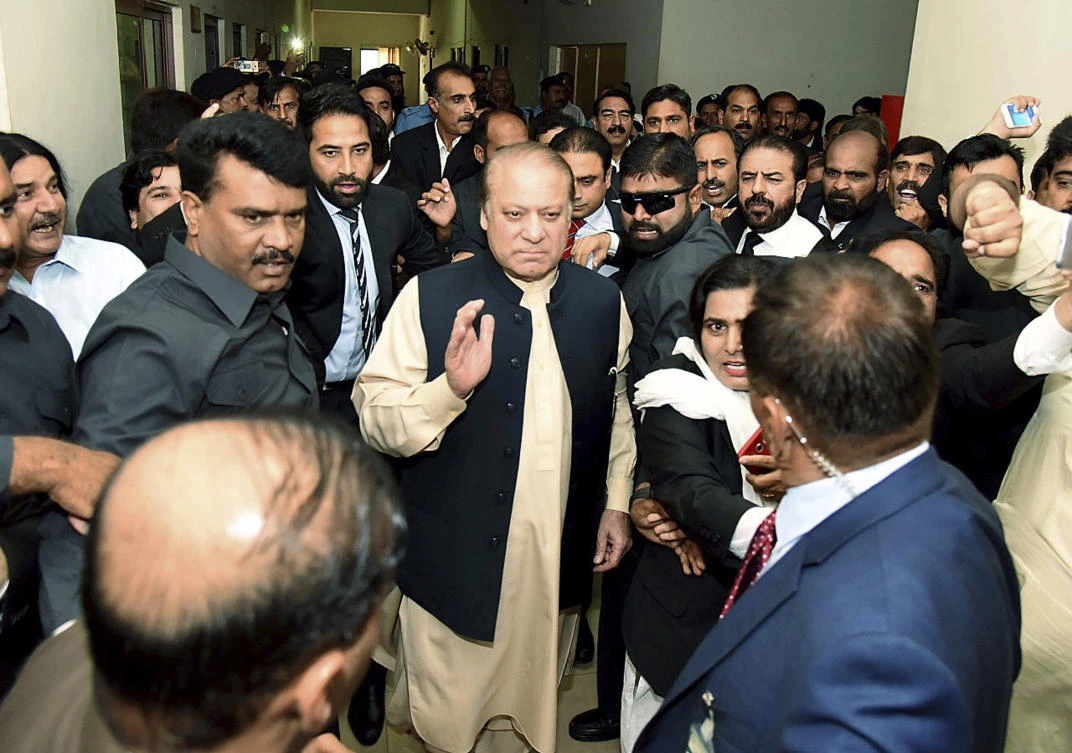 In this photo released by Pakistan Muslim League, Pakistani deposed Prime Minister Nawaz Sharif, center, arrives at an anti-corruption court in Islamabad, Pakistan, Tuesday, September 26, 2017. (File photo: Pakistan Muslim League via AP)