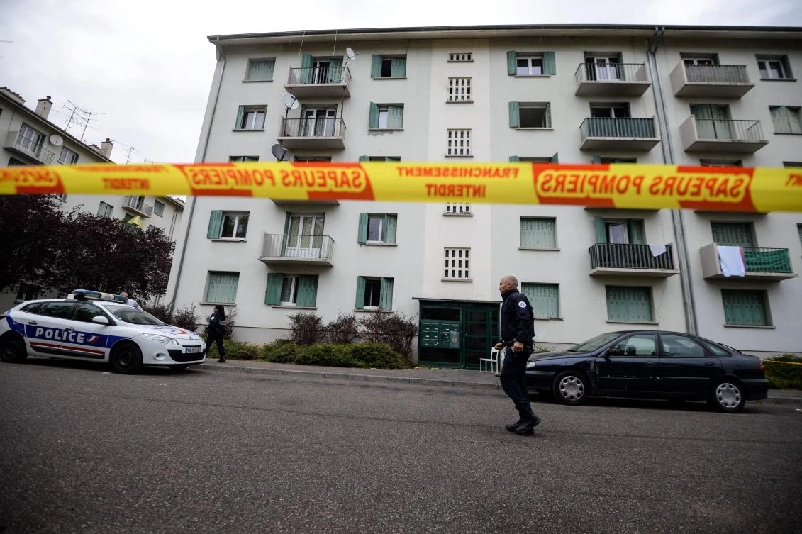 Policemen walk in a security perimeter set near a building where a fire broke out overnight, killing five people in Mulhouse, on October 2, 2017. (AFP)