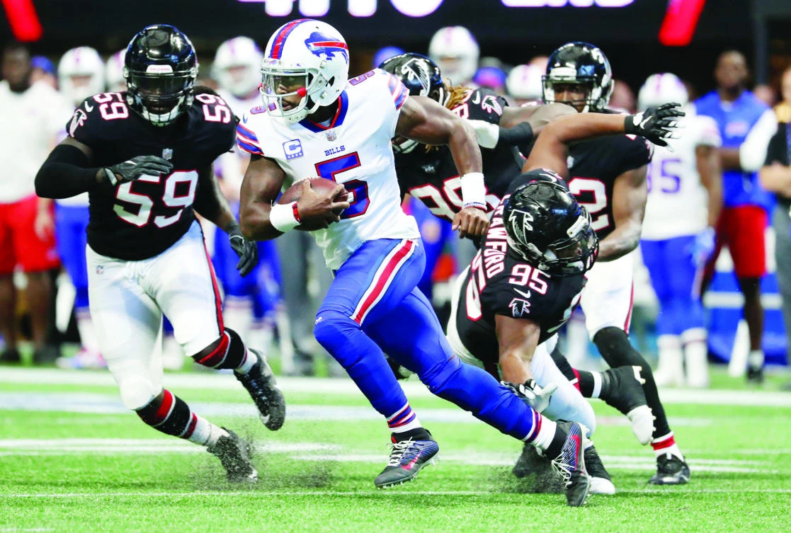 Buffalo Bills quarterback Tyrod Taylor (5) runs against Atlanta Falcons outside linebacker De'Vondre Campbell (59) and defensive end Jack Crawford (95) in the second quarter at Mercedes-Benz Stadium on Sunday. (USA TODAY Sports)