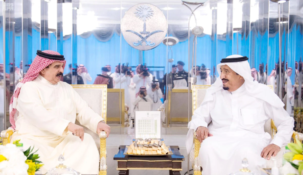 King Salman receives Bahrain’s King Hamad bin Isa Al-Khalifa and holds luncheon in his honor at Al-Salam Palace in Jeddah on Monday. (SPA)