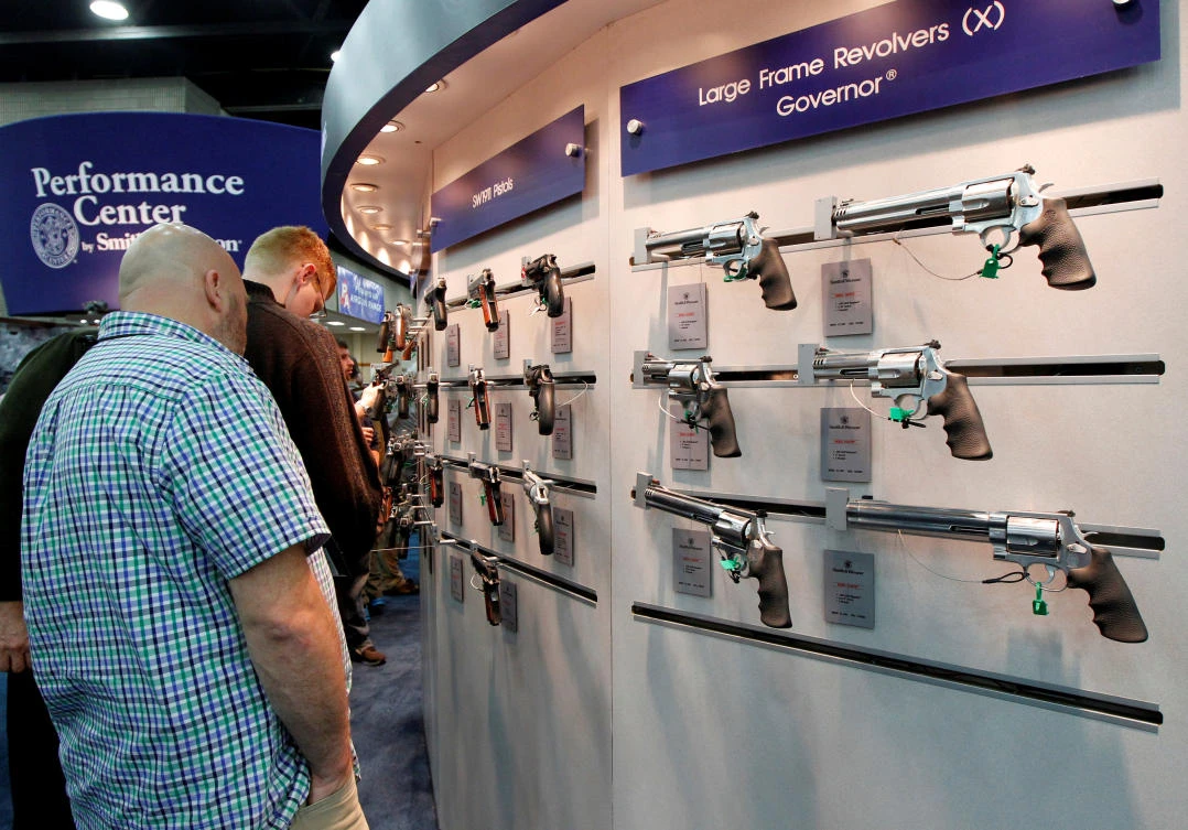 Gun enthusiasts look over Smith & Wesson guns at the National Rifle Association’s (NRA) annual meetings and exhibits show in Louisville, Kentucky, May 21, 2016. (File photo by Reuters)