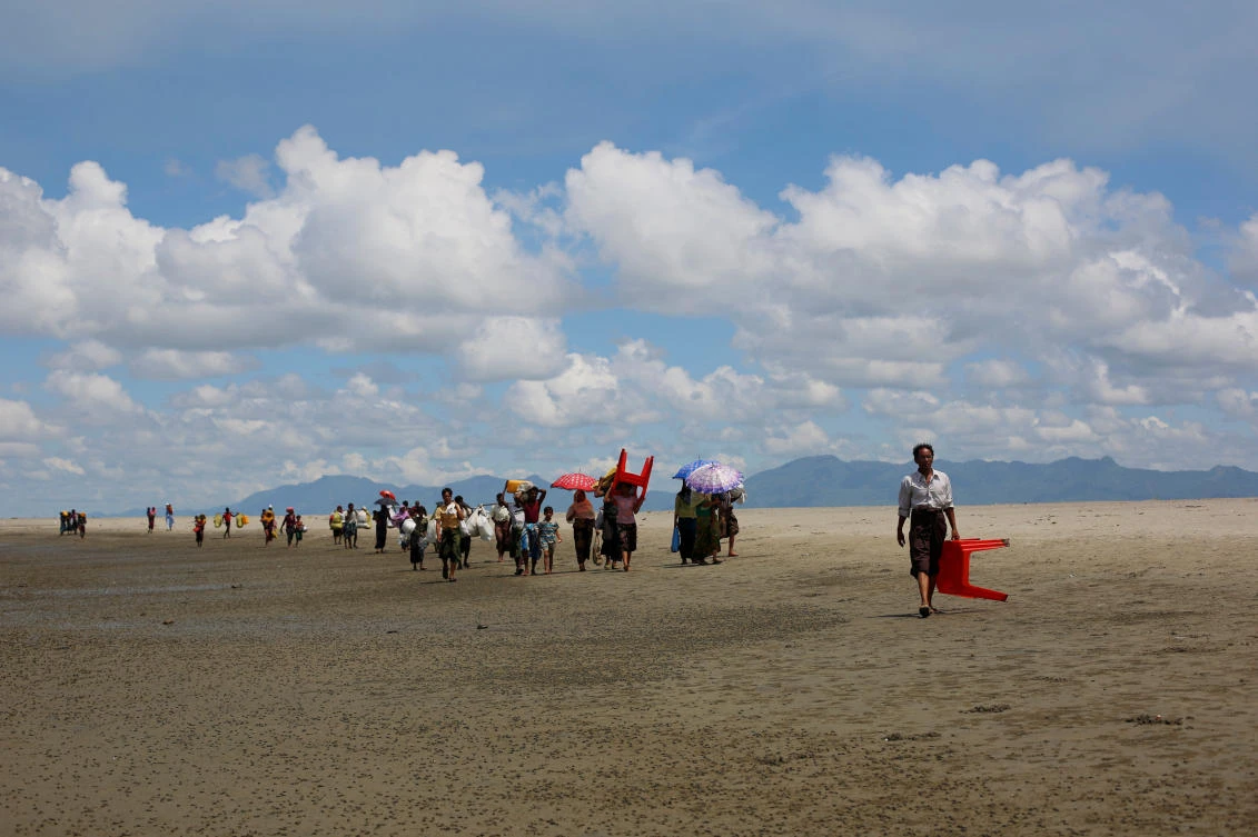 Rohingya refugees walk to a Border Guard Bangladesh (BGB) post after crossing the Bangladesh-Myanmar border by boat through the Bay of Bengal in Shah Porir Dwip, Bangladesh, September 15, 2017. (File photo by Reuters)