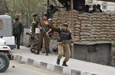 An Indian paramilitary soldier gestures as he runs during a gunfight in Srinagar March 13, 2013. (File photo by REUTERS)