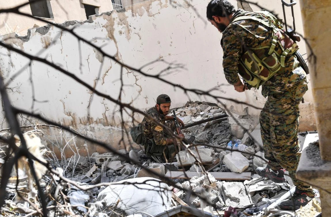 Members of the Syrian Democratic Forces (SDF), Syrian fighters backed by US special forces, search newly taken areas near the central hospital of Raqqa on October 2, 2017. (File photo by AFP)