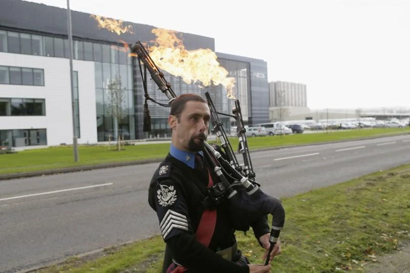 A man plays flaming bag pipes as opponents of fracking protest outside the offices of Ineos after they received the first shipment of shale gas to be delivered to the Britain at their Grangemouth terminal in Scotland, Britain, September 27, 2016. (File photo by Reuters)