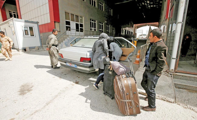 Iranians arrive at Haj Omran border between Iran and Kurdistan, Iraq, on Tuesday. (Reuters)
