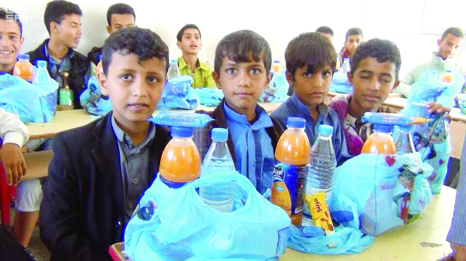 KSRelief officials distribute snacks to thousands of displaced schoolchildren and refugees in various parts of Yemen. (SPA)
