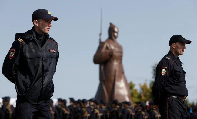 Russian police officers stand on guard during an oath-taking ceremony by first-year cadets of a local police academy in Stavropol, Russia on September 23, 2017. REUTERS/Eduard Korniyenko