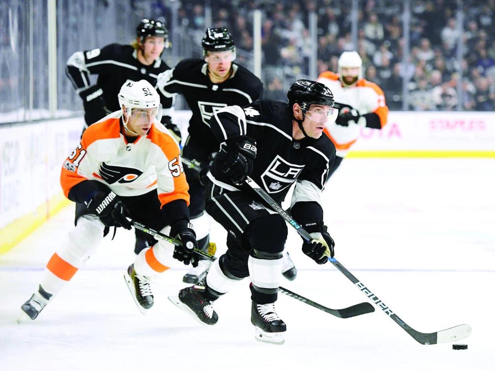 Michael Cammalleri #14 of the Los Angeles Kings makes a pass from Valtteri Filppula #51 of the Philadelphia Flyers during opening night of the Los Angeles Kings 2017-2018 season, in Los Angeles on Thursday. (AFP)