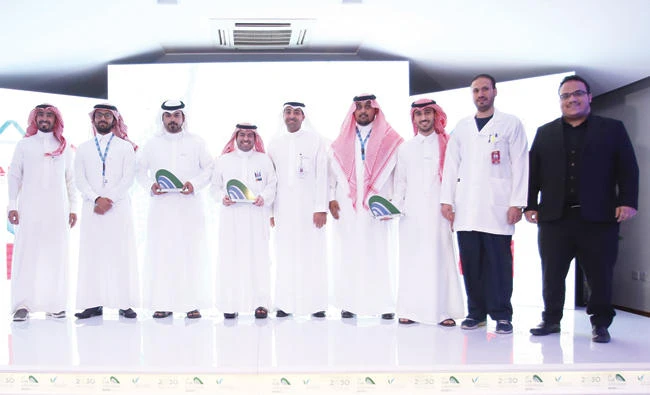 Nawwaf Al-Sahhaf, CEO of Badir Program for Technology Incubators and Accelerators, center, with the representatives of the four companies launched in Riyadh on Thursday. (AN photo)