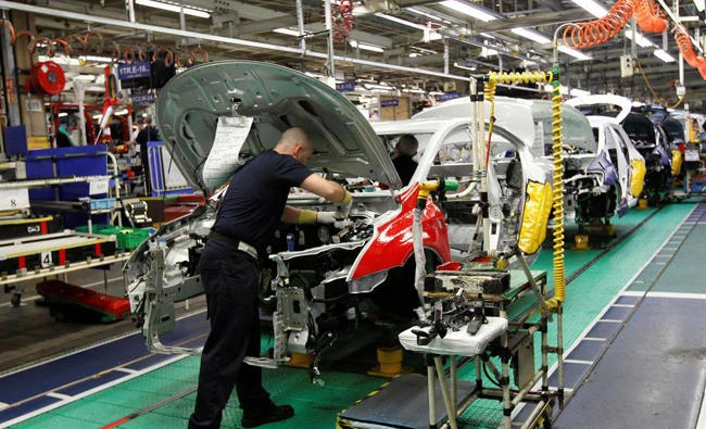 Toyota plans to build new Auris in UK on assumption of Brexit transition deal