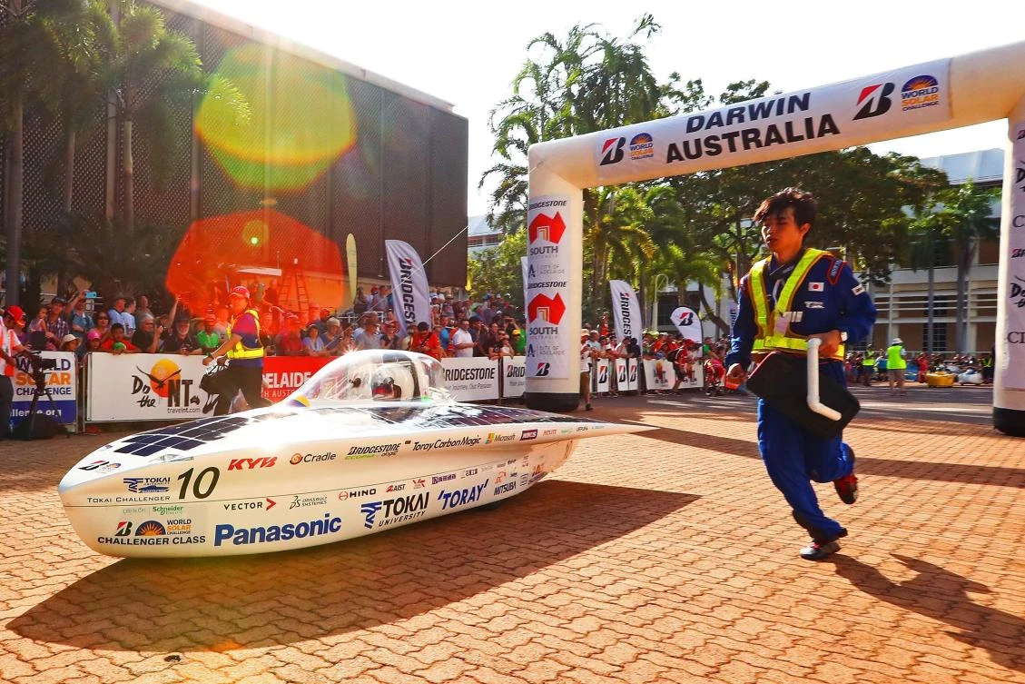 Solar cars begin 3,000-kilometer race across Australian desert