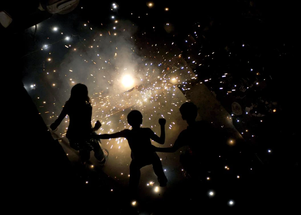 This file photo shows Indian children lighting fireworks for the Diwali festival in New Delhi on October 27, 2011. (File photo by AFP)