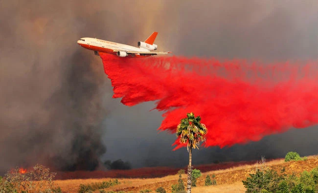 Thousands evacuate as California wildfires kill 10
