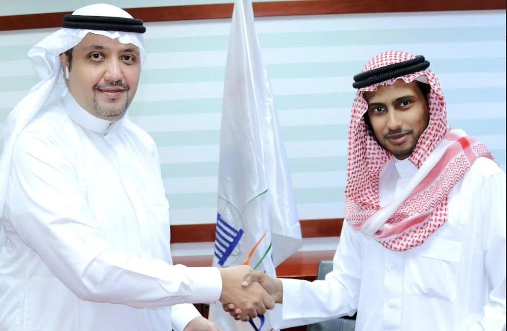 Osama bin Adnan Kensara, dean of BMC (L), and Bandar Abudawood, general manager of human resources, SHG Group signing the agreement.