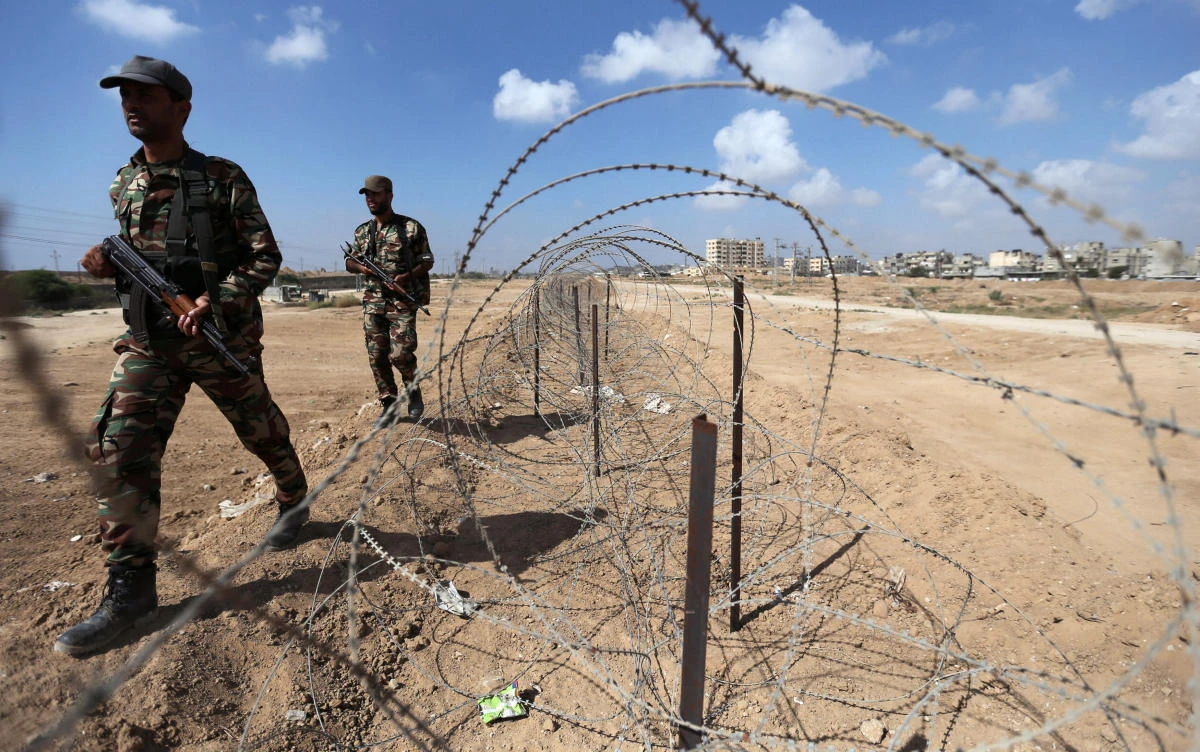 Members of Palestinian security forces loyal to Hamas patrol on the border with Egypt, in Rafah, in the southern Gaza Strip October 8, 2017. REUTERS/Ibraheem Abu Mustafa