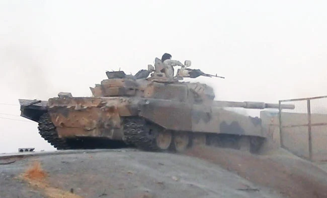 This image posted online on Sept. 28, 2017, by supporters of the Daesh militant group on an anonymous photo sharing website, purports to show a tank operated by the group firing at Syrian troops in the eastern Syrian province of Deir el-Zour. (AP)