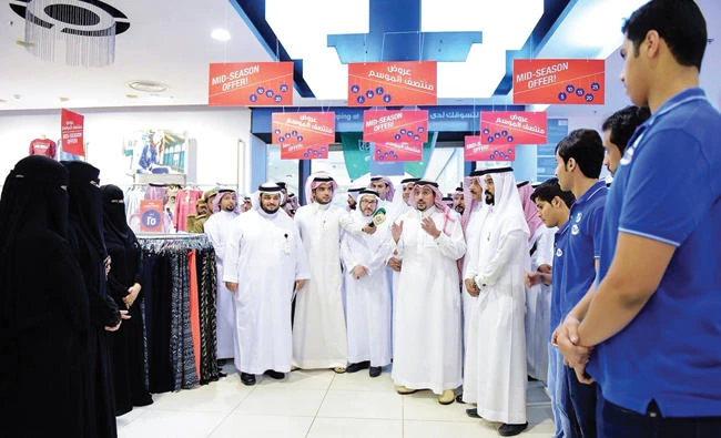 Al-Qassim Gov. Prince Faisal bin Mishaal met with the staff at Max, at Nakheel Mall in Buraidah.