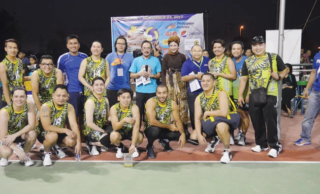 Two-time defending men’s champion Jeddah United Hitters-UGAFCO with organizers and guests.