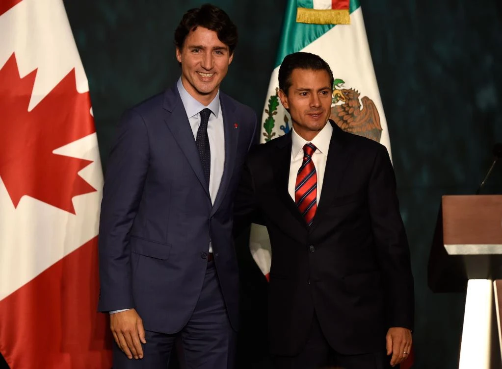 Canada’s Prime Minister Justin Trudeau, left, Mexican President Enrique Pena Nieto at the presidential palace in Mexico City on October 12 for their high-level talks on the North American Free Trade Agreement. (AFP)