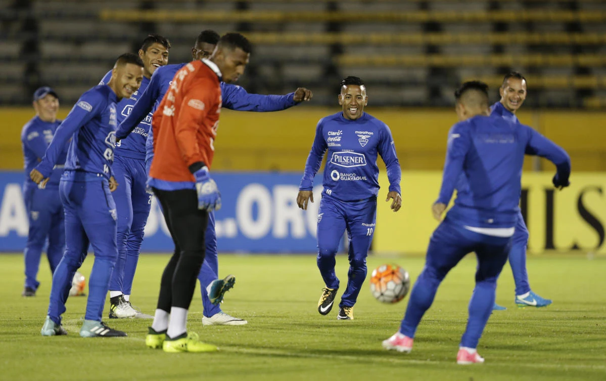 Ecuador’s players practice in a drill in Quito, Ecuador, Sunday, October 8, 2017. (File photo by AP)