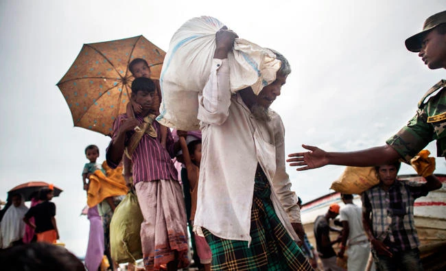 Rohingya Muslim refugees walk toward refugee camps after crossing the border from Myanmar at the Bangladeshi shores of the Naf river in Teknaf, in this October 5, 2017 photo. (AFP)