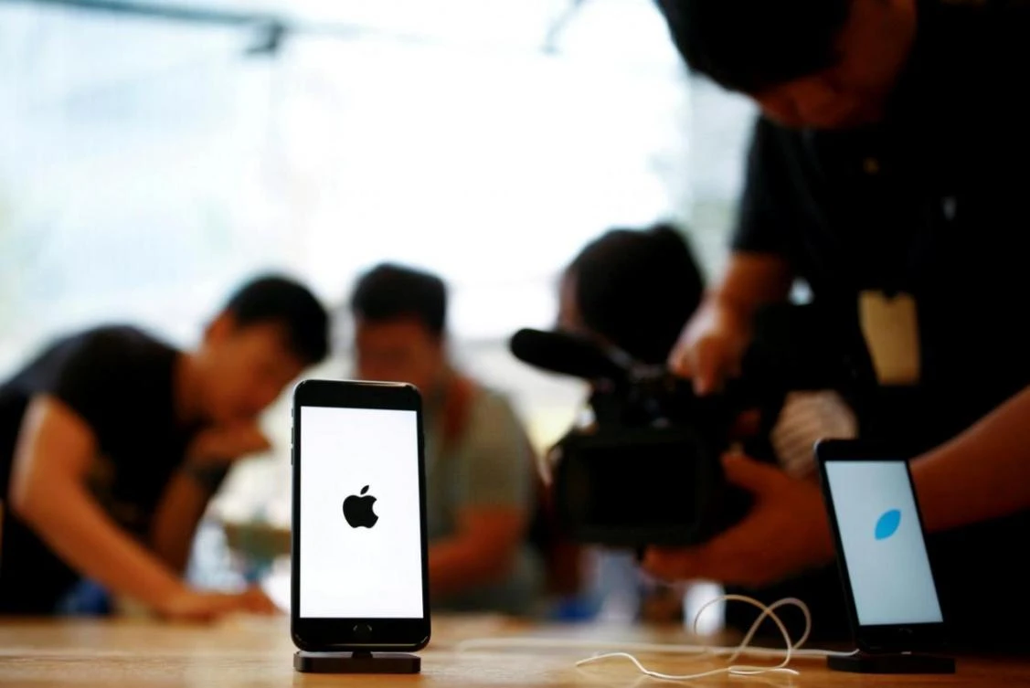Apple is waging a global legal battle on Qualcomm’s long-held practice of charging a percentage of the total price of iPhones and other Apple devices as a licensing fee for its patents. (Reuters)