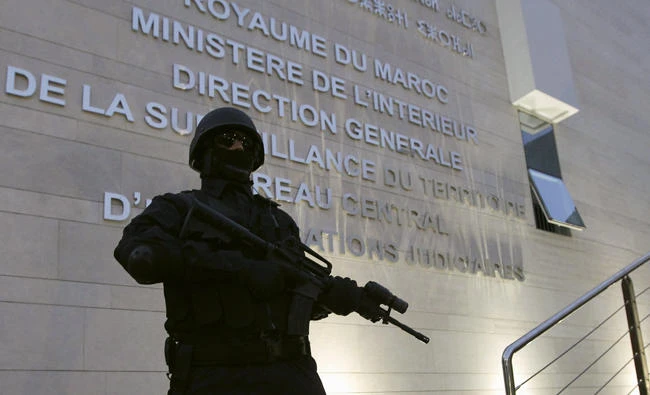 In this file photo, A Moroccan policeman stands guard at the Central Bureau of Judicial Investigation office in Sale, March 23, 2015. Moroccan police on Oct.14, 2017 arrested 11 members of an “extremely dangerous terrorist” cell linked to Daesh and seized chemical products used to make bombs, the Interior Ministry said. (Reuters)