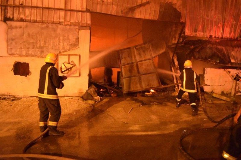 Riyadh civil defence are seen putting out a fire that broke out at a carpentry workshop in the Badr district of Riyadh. (Photo courtesy: social media)