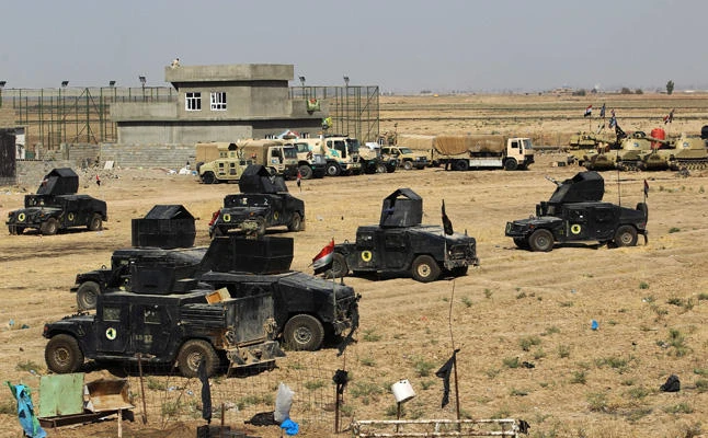 Iraqi forces gather in the area of Taza Khurmata on the southern outskirts of Kirkuk on October 15, 2017. (AFP / AHMAD AL-RUBAYE)