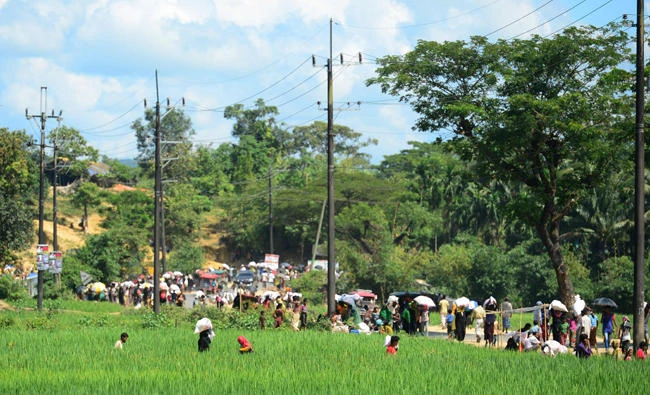 Rohingya refugees walk back after collecting relief material at Balukhali refugee camp in the Bangladeshi district of Ukhia on October 15, 2017. (AFP)