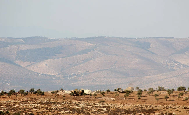 A picture taken on October 13, 2017, shows Turkish forces positioned on a hill in the Syrian border town of Salwah in Idlib governorate. Syrian on Sunday demanded the immediate pullout of Turkish forces from Idlib. (AFP / Omar haj Kadour)