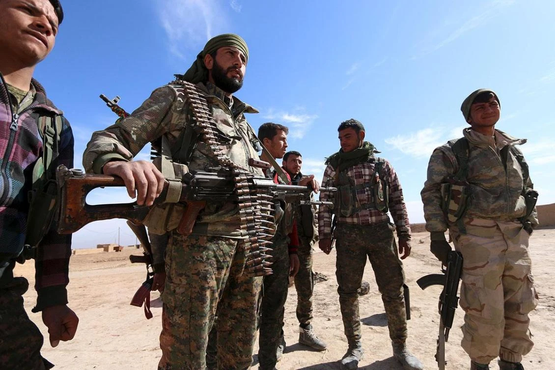 Syria Democratic Forces (SDF) fighters carry their weapons in a village on the outskirts of al-Shadadi town, Hasaka countryside, Syria 19 February, 2016. (REUTERS)