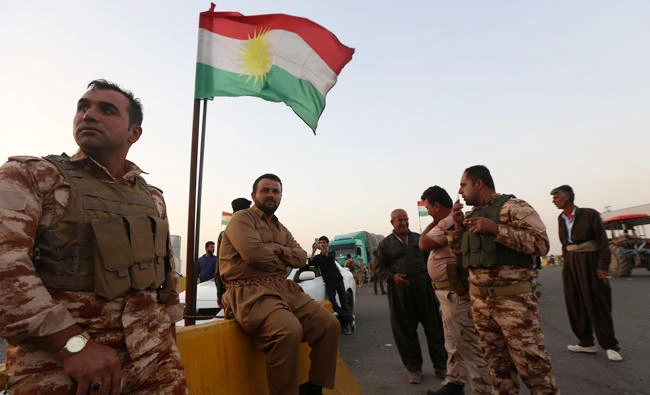 Members of the Iraqi Kurdish security forces stand guard at a checkpoint in Altun Kupri, 40 kilometres south of Arbil, the capital of the autonomous Kurdish region of northern Iraq on October 16, 2017. (AFP)
