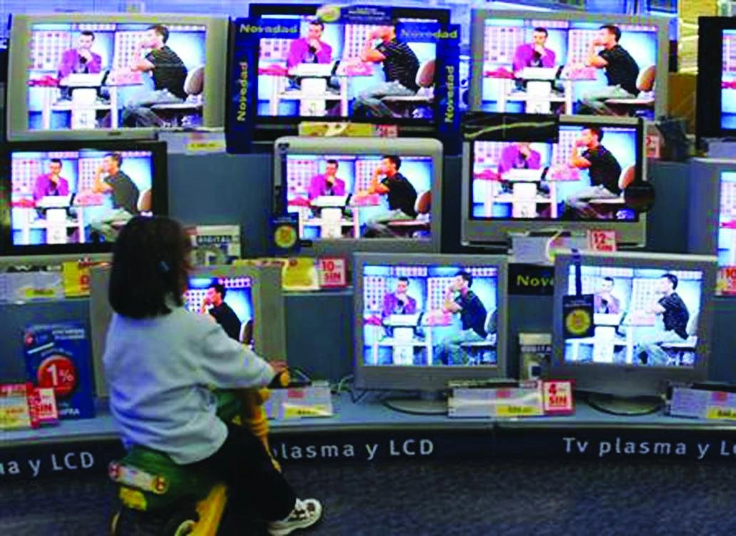 Regulators and programme makers disagree over whether small children should be banned from watching television or using tablets and smartphones. (Reuters)