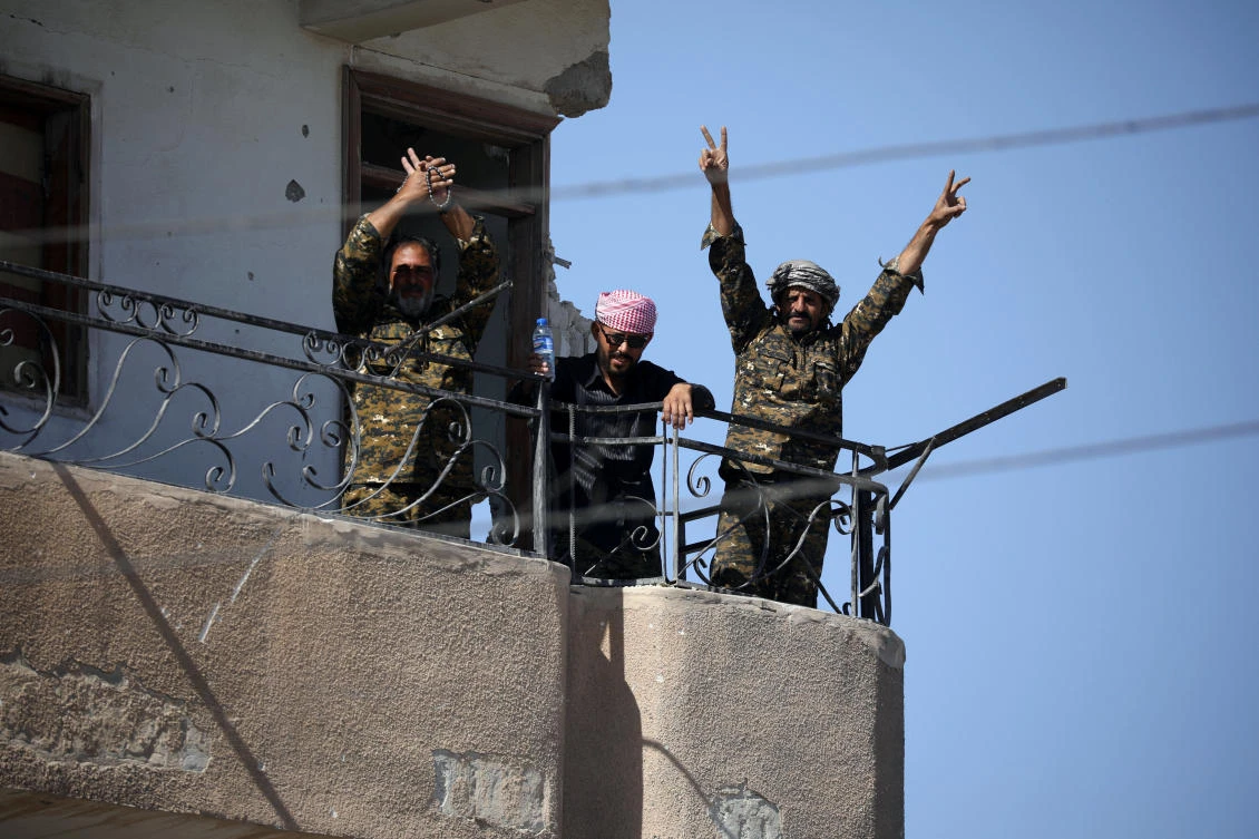 Fighters of Syrian Democratic Forces gesture the "V" sign at the frontline in Raqqa, Syria October 16, 2017. (REUTERS)