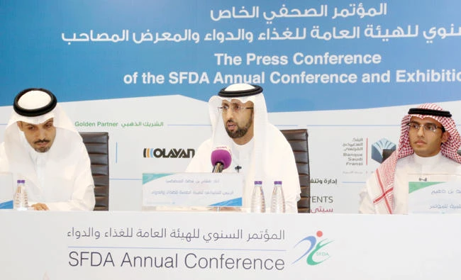 Dr. Hisham S. Al-Jadhey, SFDA executive president, center, speaks during a press conference in Riyadh on Tuesday. (AN photo)